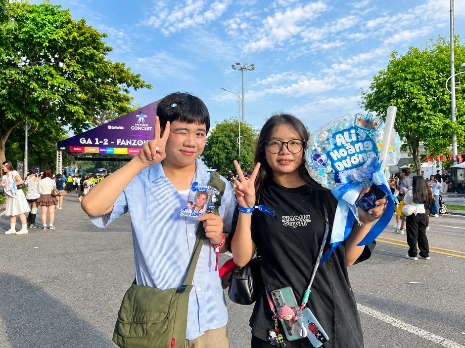 Biển người lại nườm nượp đổ về Vạn Phúc