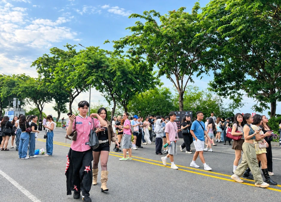 Biển người lại nườm nượp đổ về Vạn Phúc