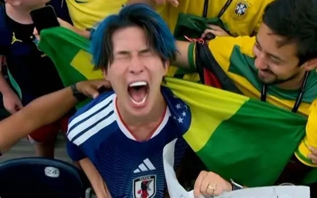 Biểu cảm của CĐV Nhật Bản "chiếm sóng" sau trận thua Brazil Biểu cảm của CĐV Nhật Bản "chiếm sóng" sau trận thua Brazil