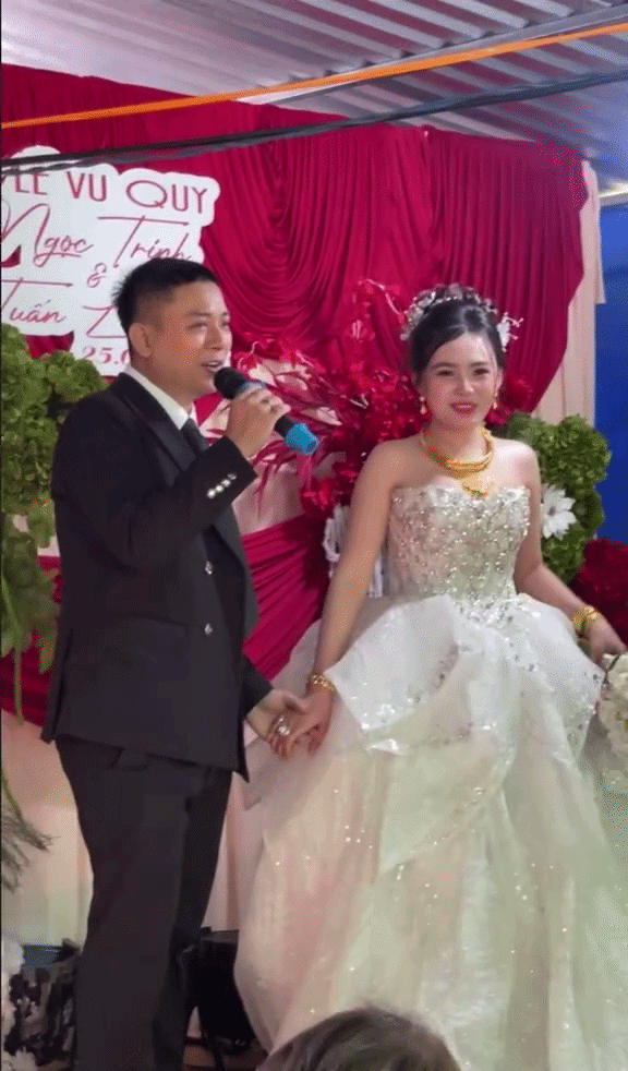 Biểu cảm lạ của Ngọc Trinh trong đám cưới với Hoài Lâm Biểu cảm lạ của Ngọc Trinh trong đám cưới với Hoài Lâm