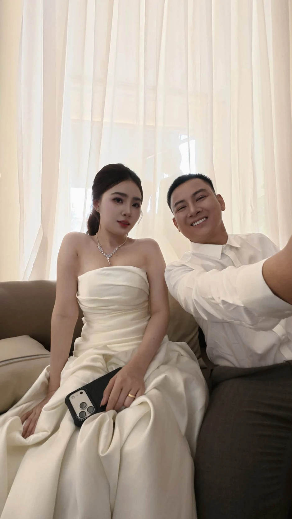 Biểu cảm lạ của Ngọc Trinh trong đám cưới với Hoài Lâm Biểu cảm lạ của Ngọc Trinh trong đám cưới với Hoài Lâm