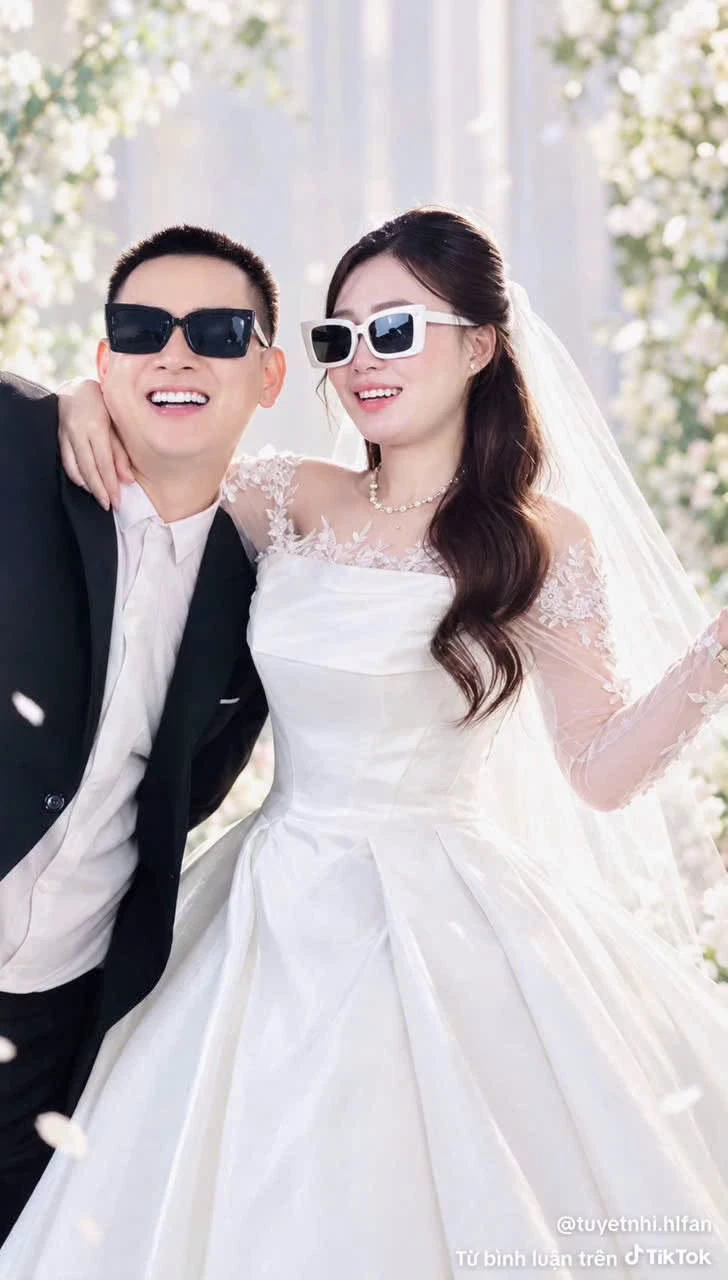 Biểu cảm lạ của Ngọc Trinh trong đám cưới với Hoài Lâm Biểu cảm lạ của Ngọc Trinh trong đám cưới với Hoài Lâm