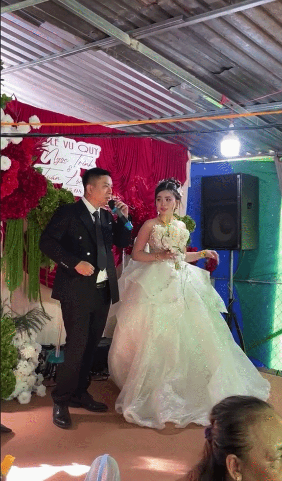 Biểu cảm lạ của Ngọc Trinh trong đám cưới với Hoài Lâm Biểu cảm lạ của Ngọc Trinh trong đám cưới với Hoài Lâm