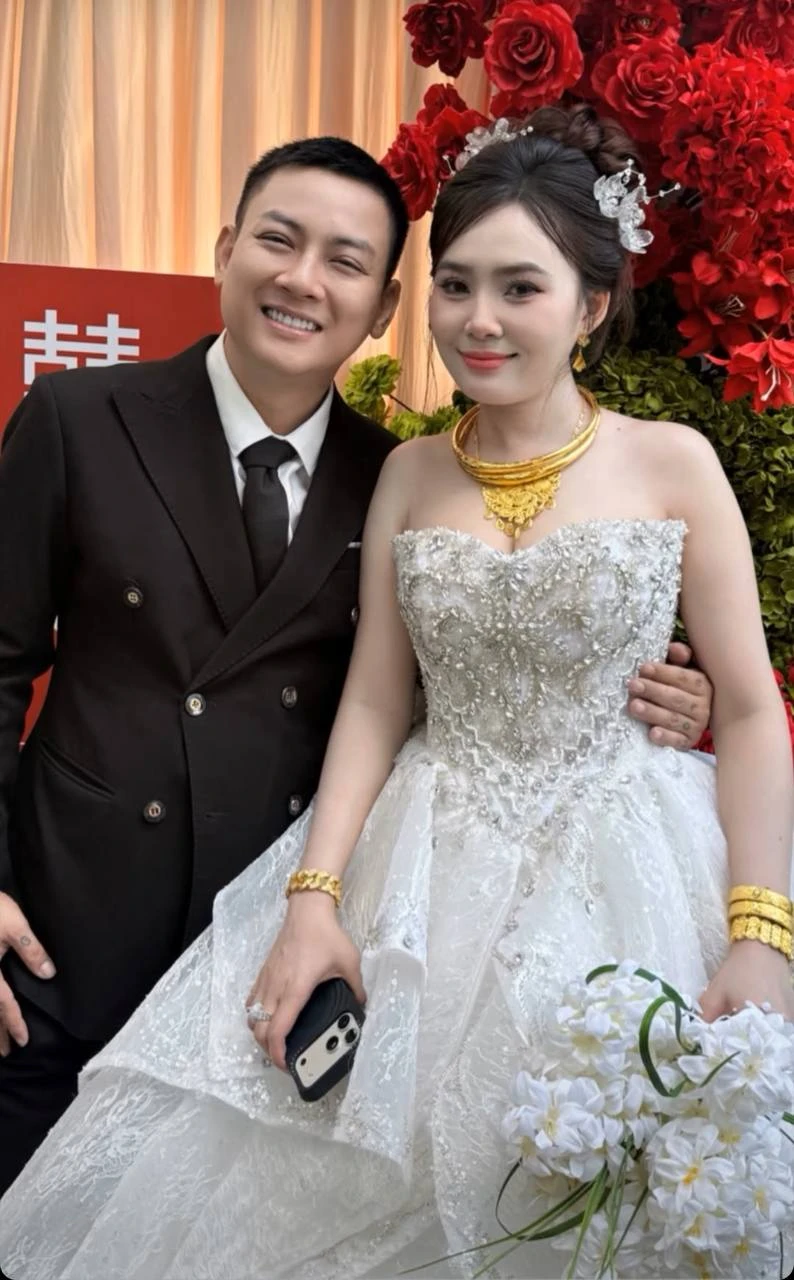 Biểu cảm lạ của Ngọc Trinh trong đám cưới với Hoài Lâm Biểu cảm lạ của Ngọc Trinh trong đám cưới với Hoài Lâm