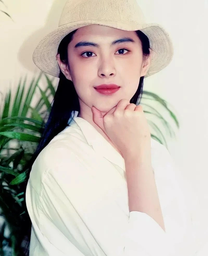 Biểu tượng nhan sắc bất ngờ trả lời phỏng vấn sau 22 năm rời showbiz Biểu tượng nhan sắc bất ngờ trả lời phỏng vấn sau 22 năm rời showbiz