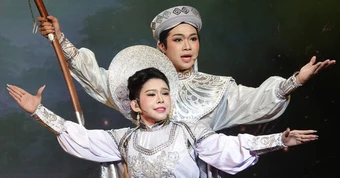 Bình Tinh hạnh phúc diễn cùng các con trong cải lương sử Việt Tây Sơn nữ tướng