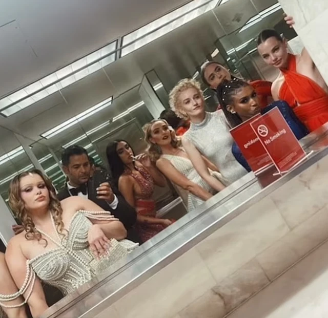 BLACKPINK nhí nhố cùng dàn mỹ nhân quốc tế: Met Gala có thể đổi chủ đề mỗi năm, nhưng WC selfie vẫn là truyền thống bất diệt! BLACKPINK nhí nhố cùng dàn mỹ nhân quốc tế: Met Gala có thể đổi chủ đề mỗi năm, nhưng WC selfie vẫn là truyền thống bất diệt!