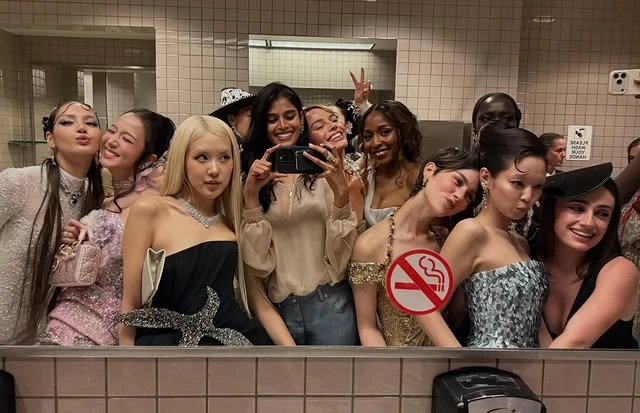 BLACKPINK nhí nhố cùng dàn mỹ nhân quốc tế: Met Gala có thể đổi chủ đề mỗi năm, nhưng WC selfie vẫn là truyền thống bất diệt! BLACKPINK nhí nhố cùng dàn mỹ nhân quốc tế: Met Gala có thể đổi chủ đề mỗi năm, nhưng WC selfie vẫn là truyền thống bất diệt!