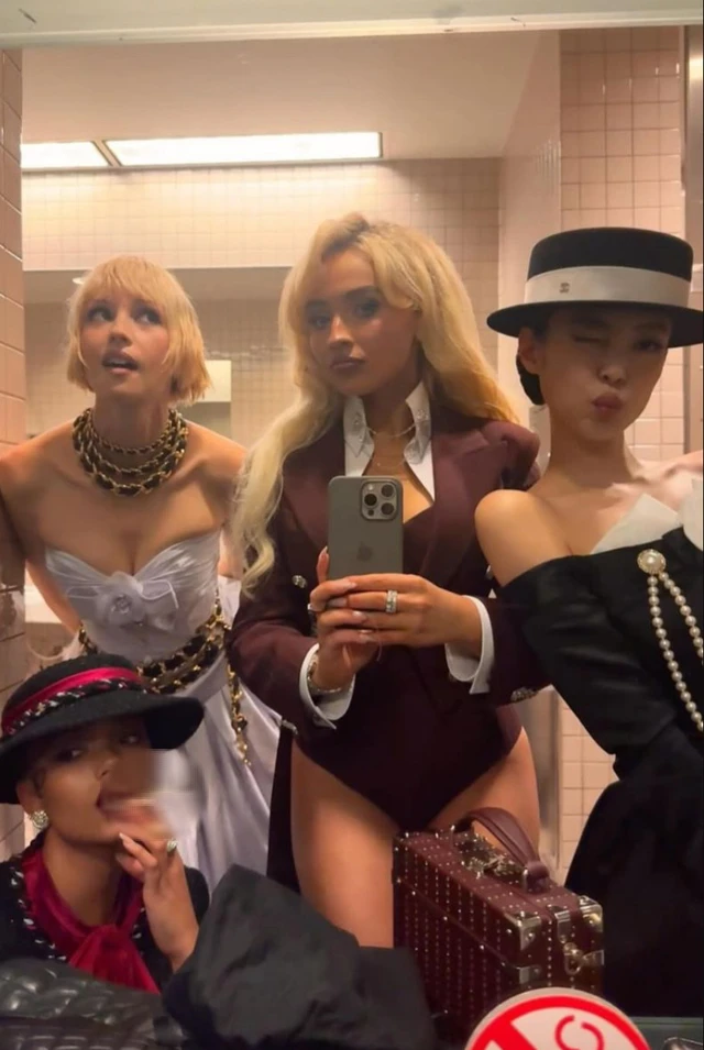 BLACKPINK nhí nhố cùng dàn mỹ nhân quốc tế: Met Gala có thể đổi chủ đề mỗi năm, nhưng WC selfie vẫn là truyền thống bất diệt! BLACKPINK nhí nhố cùng dàn mỹ nhân quốc tế: Met Gala có thể đổi chủ đề mỗi năm, nhưng WC selfie vẫn là truyền thống bất diệt!