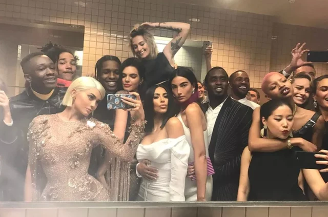 BLACKPINK nhí nhố cùng dàn mỹ nhân quốc tế: Met Gala có thể đổi chủ đề mỗi năm, nhưng WC selfie vẫn là truyền thống bất diệt! BLACKPINK nhí nhố cùng dàn mỹ nhân quốc tế: Met Gala có thể đổi chủ đề mỗi năm, nhưng WC selfie vẫn là truyền thống bất diệt!