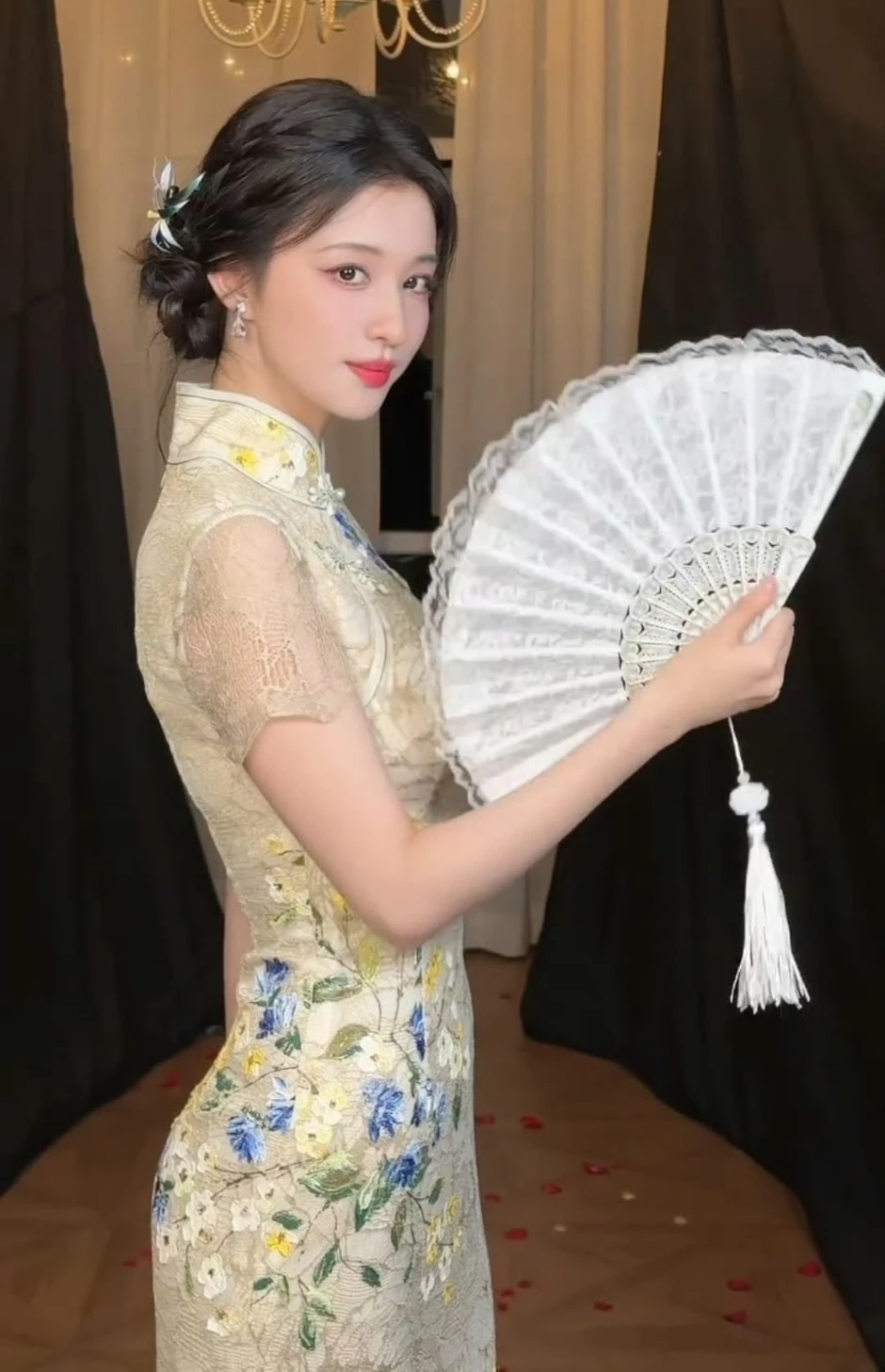Bộ đồ bơi mỏng tang, o ép khiến Vương Sở Nhiên bị dòm ngó trên sóng truyền hình Bộ đồ bơi mỏng tang, o ép khiến Vương Sở Nhiên bị dòm ngó trên sóng truyền hình