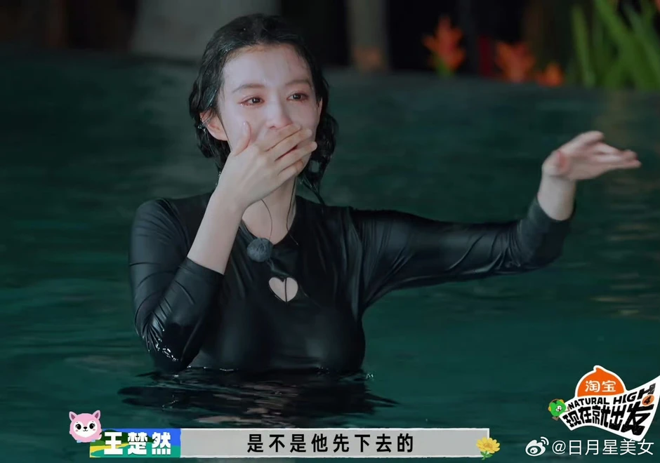 Bộ đồ bơi mỏng tang, o ép khiến Vương Sở Nhiên bị dòm ngó trên sóng truyền hình Bộ đồ bơi mỏng tang, o ép khiến Vương Sở Nhiên bị dòm ngó trên sóng truyền hình