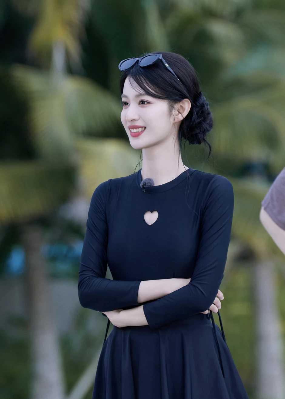 Bộ đồ bơi mỏng tang, o ép khiến Vương Sở Nhiên bị dòm ngó trên sóng truyền hình Bộ đồ bơi mỏng tang, o ép khiến Vương Sở Nhiên bị dòm ngó trên sóng truyền hình