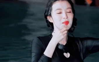 Bộ đồ bơi mỏng tang, o ép khiến Vương Sở Nhiên bị dòm ngó trên sóng truyền hình