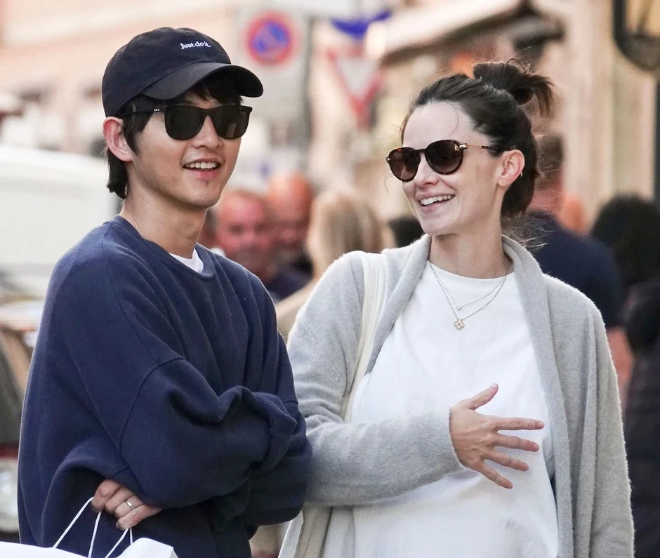 Bóc trần hôn nhân của Song Joong Ki và vợ Tây Bóc trần hôn nhân của Song Joong Ki và vợ Tây