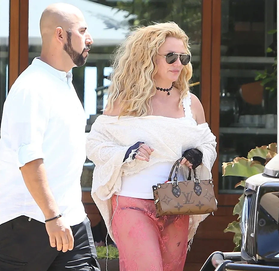 Britney Spears hé lộ sự thật đằng sau 14 năm “đau thương” Britney Spears hé lộ sự thật đằng sau 14 năm “đau thương”