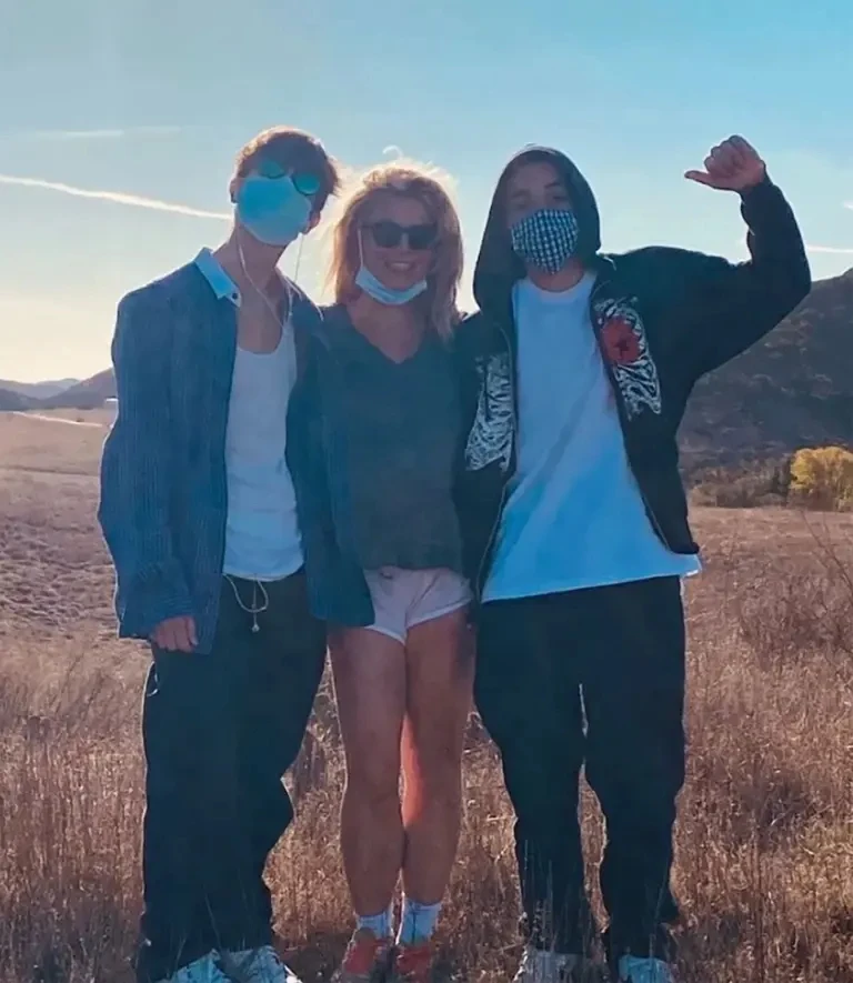 Britney Spears mất quyền nuôi con vào tay chồng cũ, đến nay 2 quý tử có động thái "nịnh nọt" vì muốn bòn rút mẹ? Britney Spears mất quyền nuôi con vào tay chồng cũ, đến nay 2 quý tử có động thái "nịnh nọt" vì muốn bòn rút mẹ?