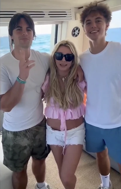 Britney Spears mất quyền nuôi con vào tay chồng cũ, đến nay 2 quý tử có động thái "nịnh nọt" vì muốn bòn rút mẹ? Britney Spears mất quyền nuôi con vào tay chồng cũ, đến nay 2 quý tử có động thái "nịnh nọt" vì muốn bòn rút mẹ?