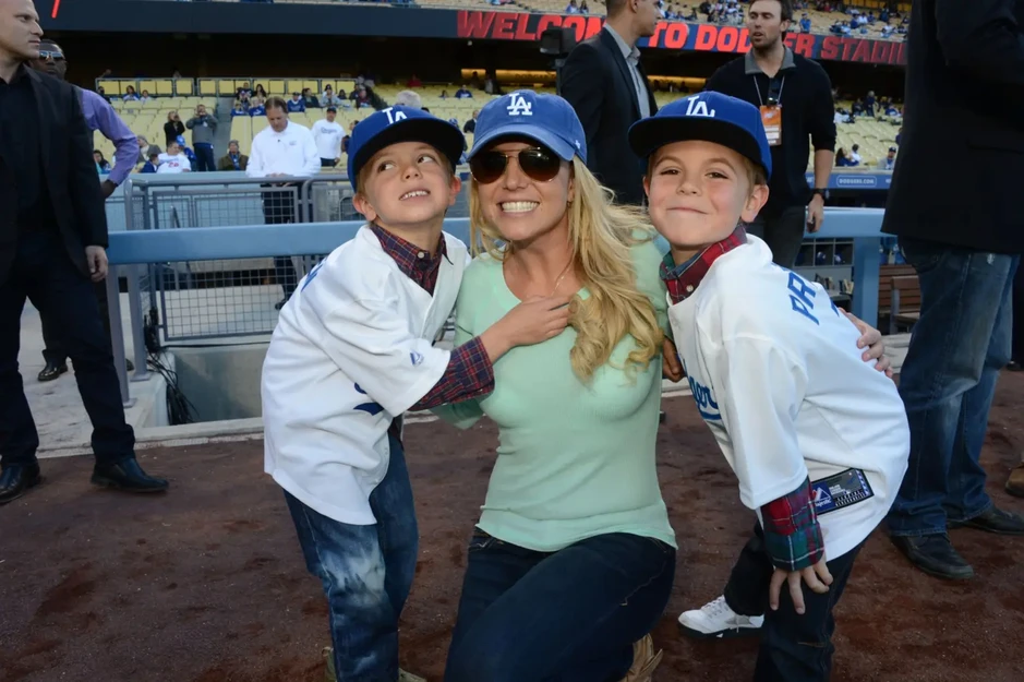 Britney Spears mất quyền nuôi con vào tay chồng cũ, đến nay 2 quý tử có động thái "nịnh nọt" vì muốn bòn rút mẹ? Britney Spears mất quyền nuôi con vào tay chồng cũ, đến nay 2 quý tử có động thái "nịnh nọt" vì muốn bòn rút mẹ?