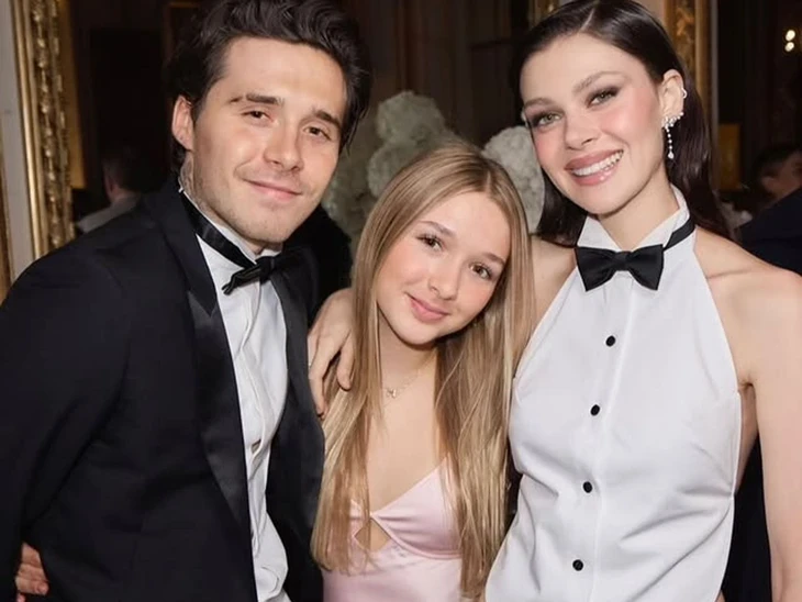 Brooklyn Beckham tố cáo cha mẹ lợi dụng em gái Harper Brooklyn Beckham tố cáo cha mẹ lợi dụng em gái Harper