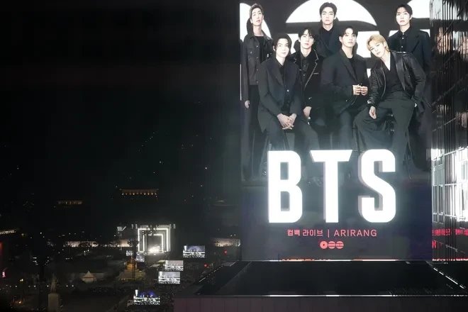 BTS khẳng định vị thế thống trị K-pop với đêm diễn trở lại lịch sử tại Gwanghwamun BTS khẳng định vị thế thống trị K-pop với đêm diễn trở lại lịch sử tại Gwanghwamun