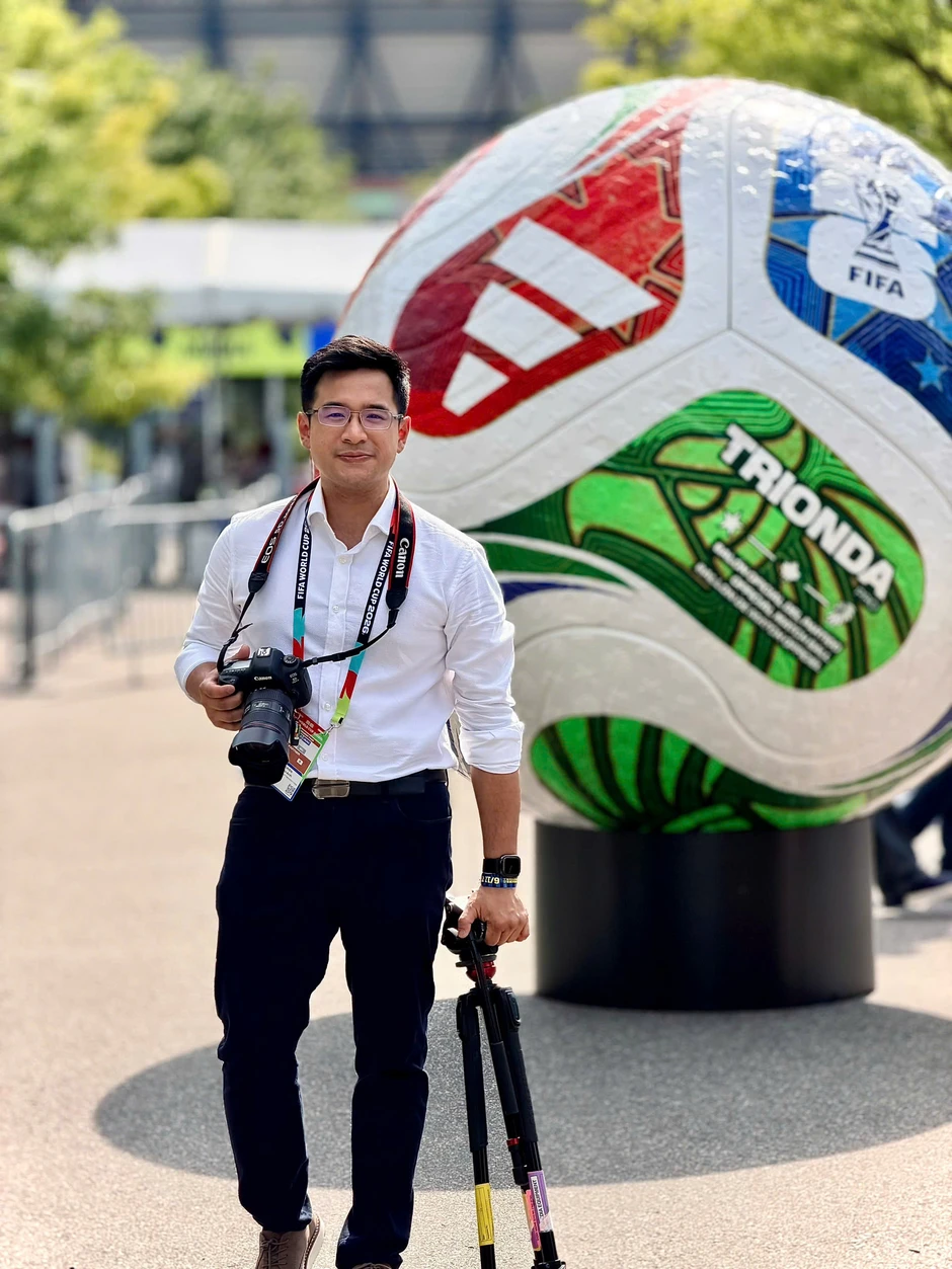 BTV Tiến Anh: "FIFA World Cup 2026™ cho tôi cơ hội chạm tới những khoảnh khắc của cảm xúc" BTV Tiến Anh: "FIFA World Cup 2026™ cho tôi cơ hội chạm tới những khoảnh khắc của cảm xúc"