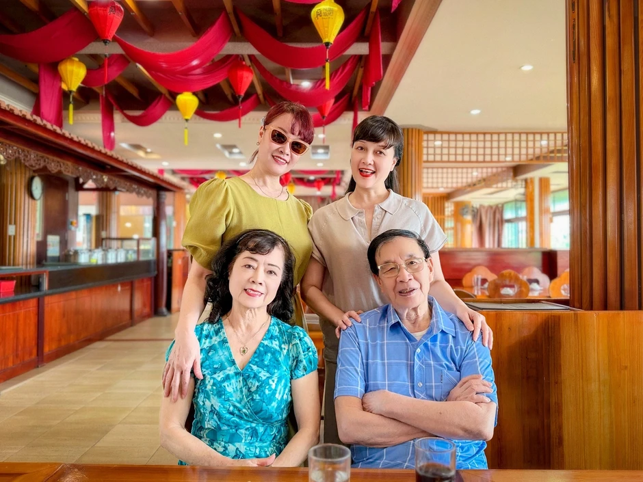 Bức ảnh chụp nghệ sĩ Vân Dung và chị gái thời nhỏ gây sốt Bức ảnh chụp nghệ sĩ Vân Dung và chị gái thời nhỏ gây sốt