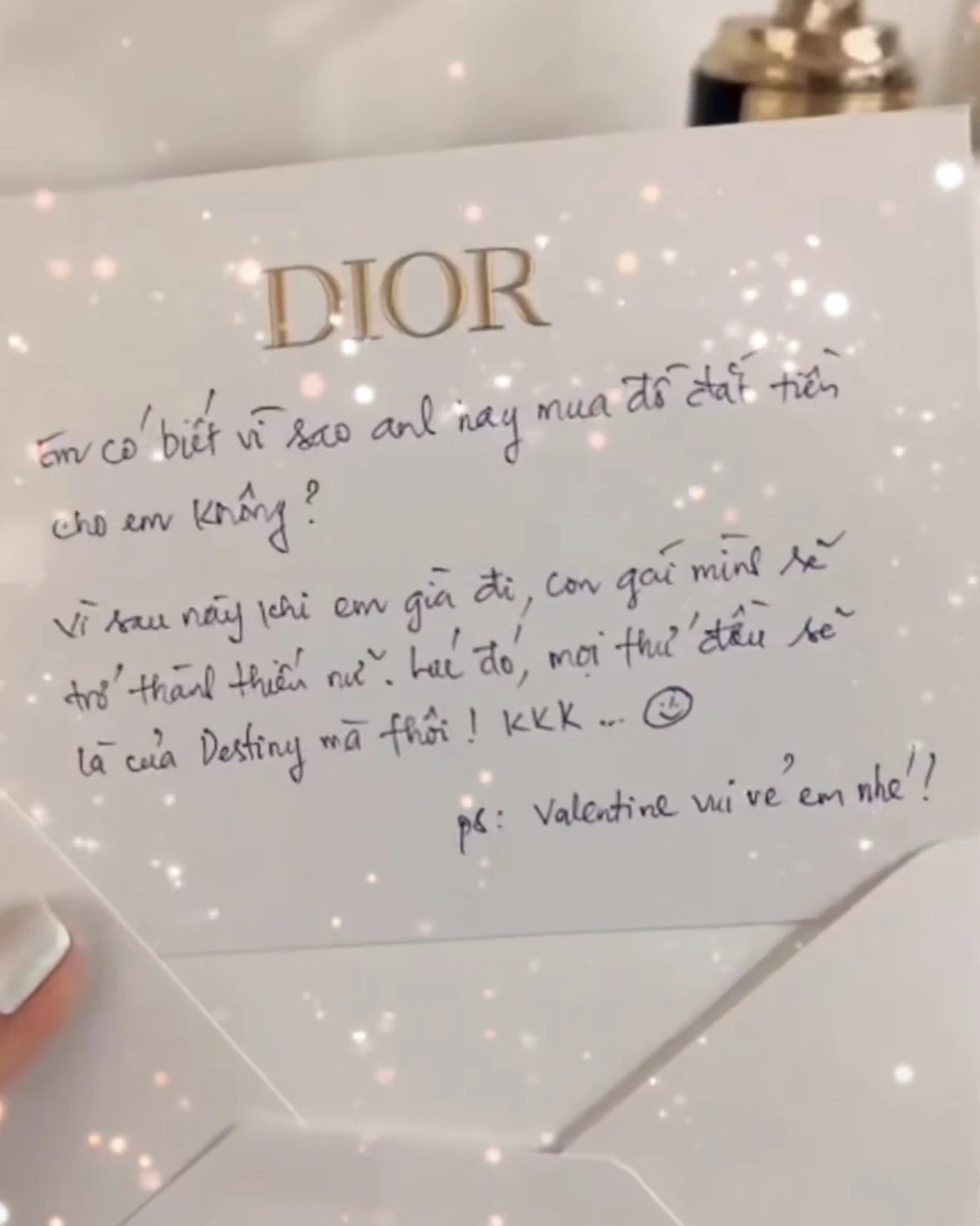 Bức thư Trường Giang viết trên giấy Dior gửi vợ: Suy tính tương lai sau những món quà trăm triệu Bức thư Trường Giang viết trên giấy Dior gửi vợ: Suy tính tương lai sau những món quà trăm triệu