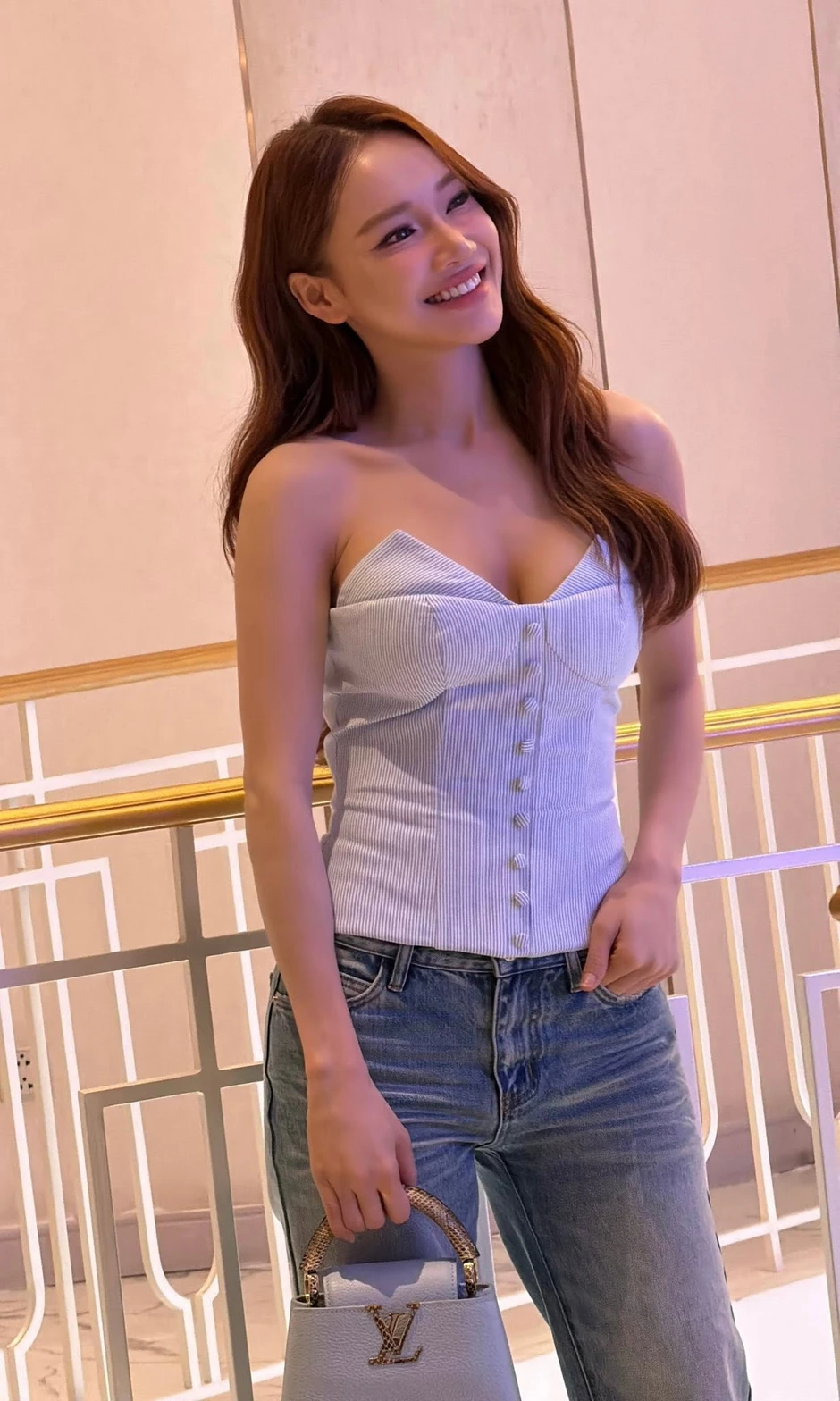 Bức thư Trường Giang viết trên giấy Dior gửi vợ: Suy tính tương lai sau những món quà trăm triệu Bức thư Trường Giang viết trên giấy Dior gửi vợ: Suy tính tương lai sau những món quà trăm triệu