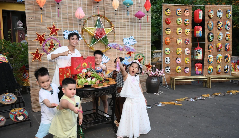 Bùi Công Nam làm "bố tập sự", một mình chăm 5 đứa trẻ Bùi Công Nam làm "bố tập sự", một mình chăm 5 đứa trẻ