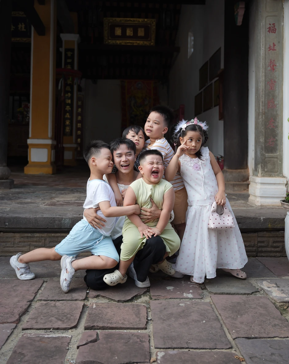 Bùi Công Nam làm "bố tập sự", một mình chăm 5 đứa trẻ Bùi Công Nam làm "bố tập sự", một mình chăm 5 đứa trẻ