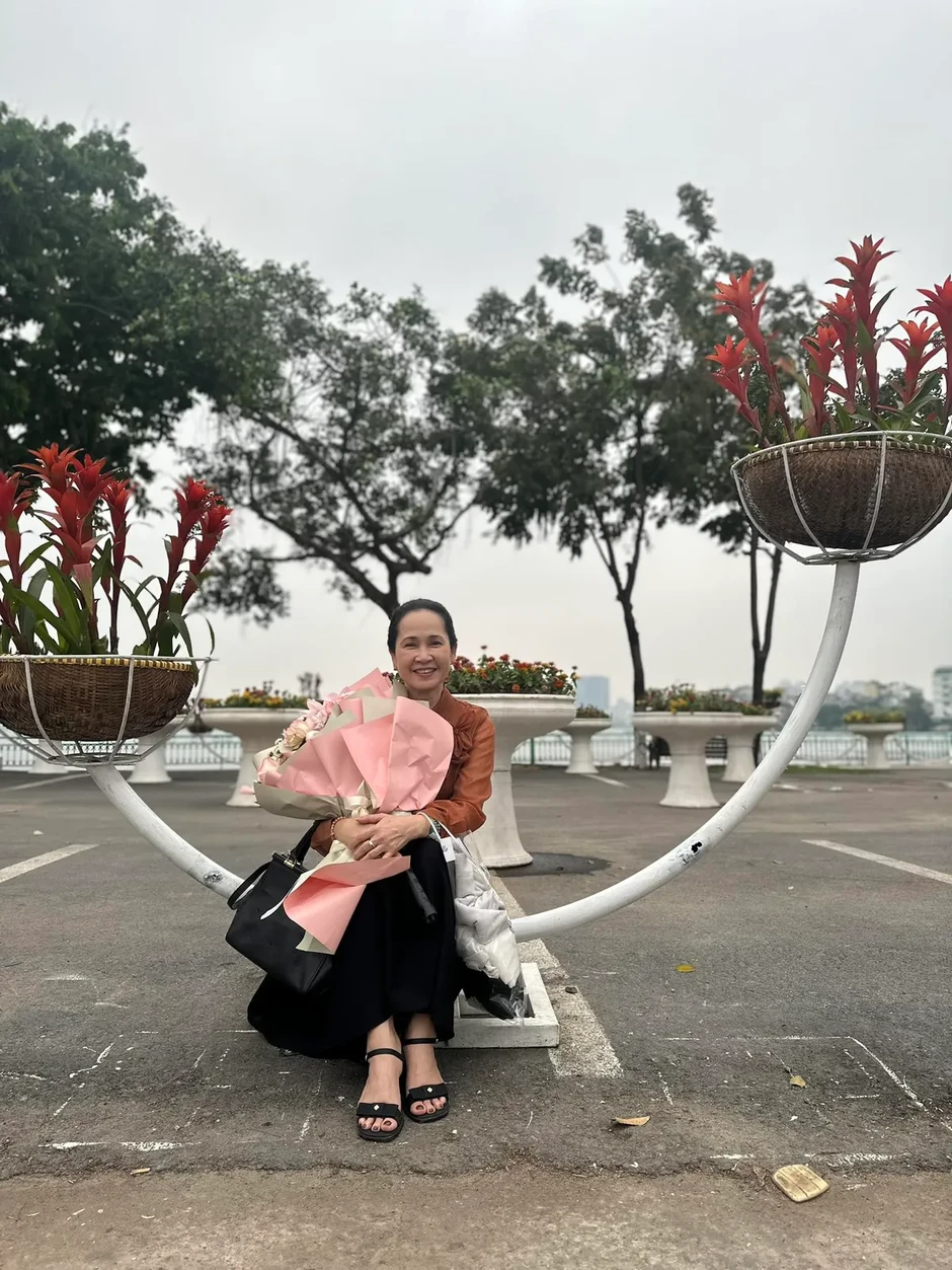 Bước chân vào đời đóng máy, dàn diễn viên chia tay quyến luyến Bước chân vào đời đóng máy, dàn diễn viên chia tay quyến luyến