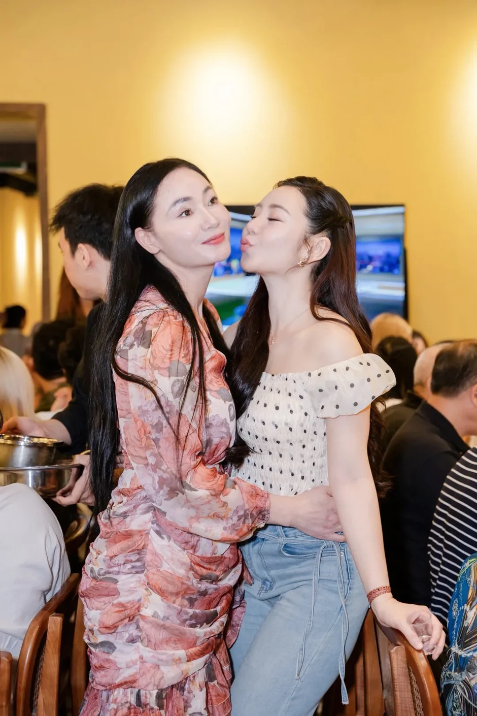 Bước chân vào đời đóng máy, dàn diễn viên chia tay quyến luyến Bước chân vào đời đóng máy, dàn diễn viên chia tay quyến luyến