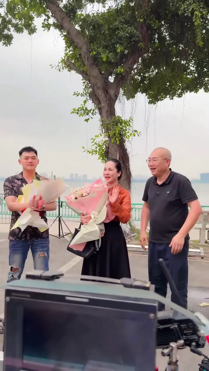 Bước chân vào đời đóng máy, dàn diễn viên chia tay quyến luyến Bước chân vào đời đóng máy, dàn diễn viên chia tay quyến luyến