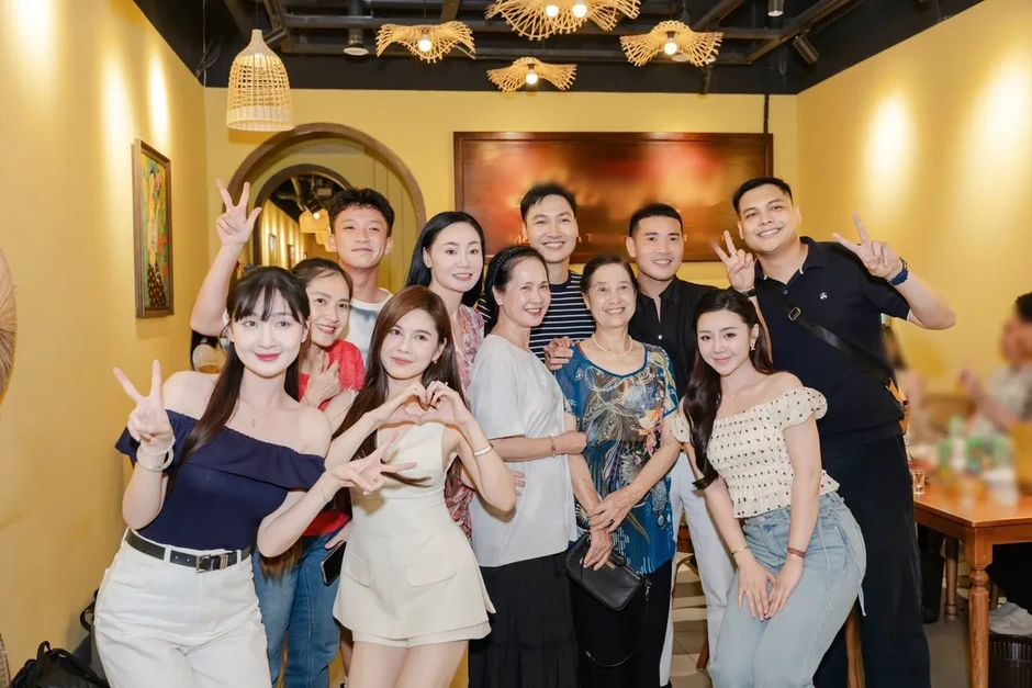 Bước chân vào đời đóng máy, dàn diễn viên chia tay quyến luyến Bước chân vào đời đóng máy, dàn diễn viên chia tay quyến luyến