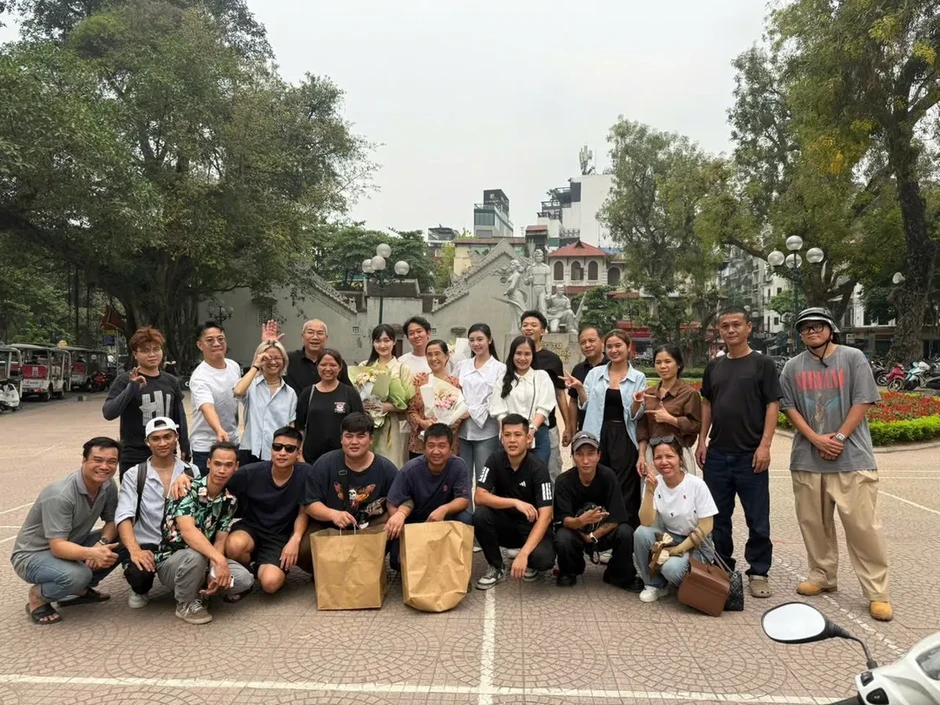 Bước chân vào đời đóng máy, dàn diễn viên chia tay quyến luyến Bước chân vào đời đóng máy, dàn diễn viên chia tay quyến luyến