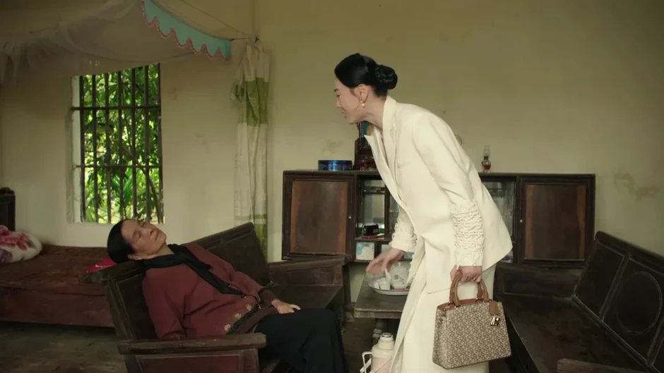 Bước chân vào đời - Tập 13: Bị mẹ Quân xúc phạm nặng nề, bà Thương đi cấp cứu Bước chân vào đời - Tập 13: Bị mẹ Quân xúc phạm nặng nề, bà Thương đi cấp cứu