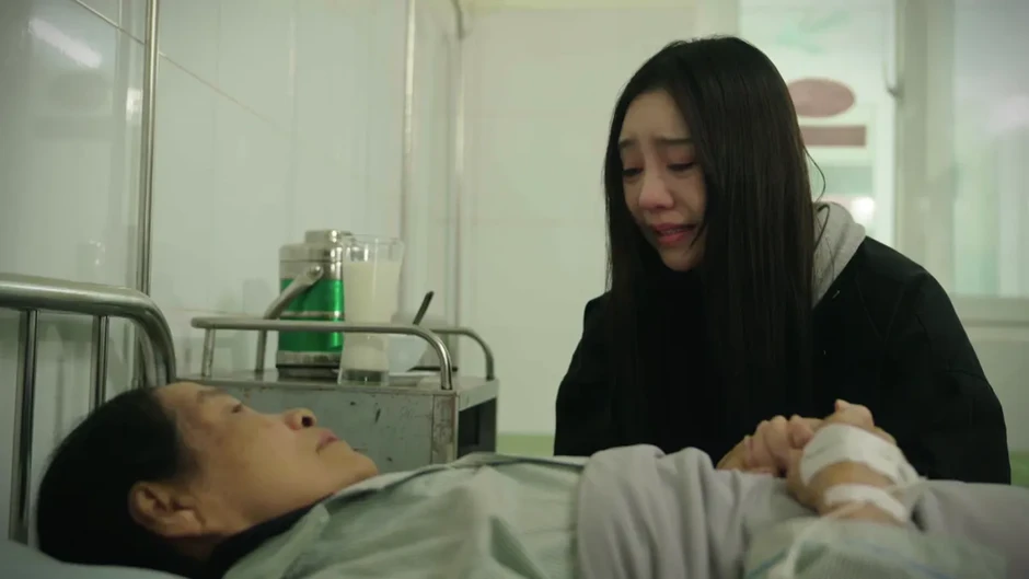 Bước chân vào đời - Tập 13: Bị mẹ Quân xúc phạm nặng nề, bà Thương đi cấp cứu Bước chân vào đời - Tập 13: Bị mẹ Quân xúc phạm nặng nề, bà Thương đi cấp cứu