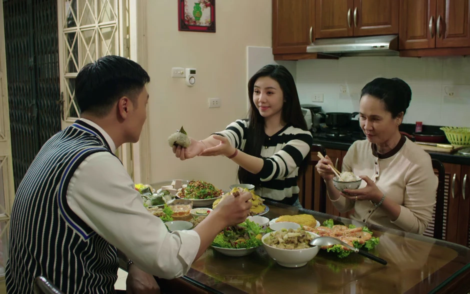 Bước chân vào đời - Tập 23: Quân say bí tỉ ngã vào vòng tay cô gái lạ Bước chân vào đời - Tập 23: Quân say bí tỉ ngã vào vòng tay cô gái lạ