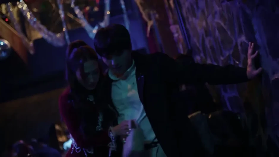 Bước chân vào đời - Tập 23: Quân say bí tỉ ngã vào vòng tay cô gái lạ Bước chân vào đời - Tập 23: Quân say bí tỉ ngã vào vòng tay cô gái lạ