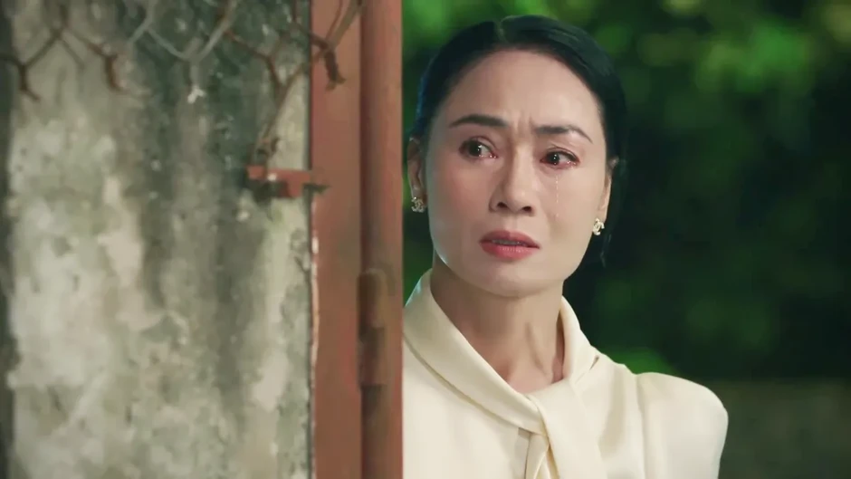 Bước chân vào đời - Tập 24: Bà Dung khóc vì hiểu tấm chân tình của Thương