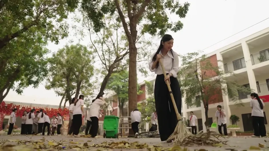 Bước chân vào đời - Tập 31: Thương ngất xỉu giữa sân trường Bước chân vào đời - Tập 31: Thương ngất xỉu giữa sân trường