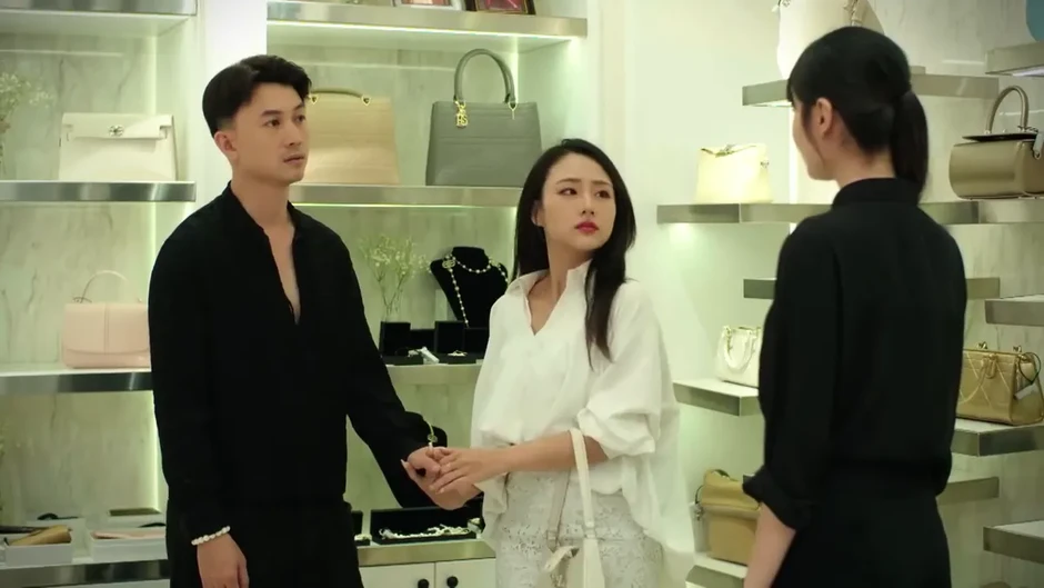 Bước chân vào đời - Tập 35: Trang chạm mặt Dũng bên tình mới Bước chân vào đời - Tập 35: Trang chạm mặt Dũng bên tình mới