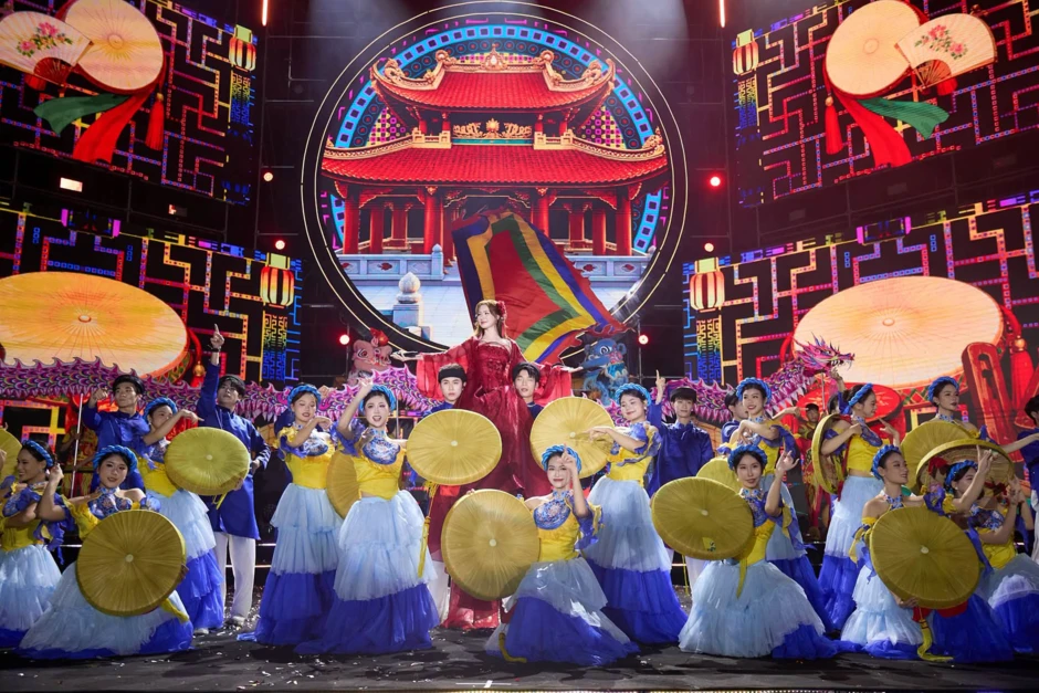 Cả biển người tới xem “công chúa Bắc Ninh” về nhà Cả biển người tới xem “công chúa Bắc Ninh” về nhà