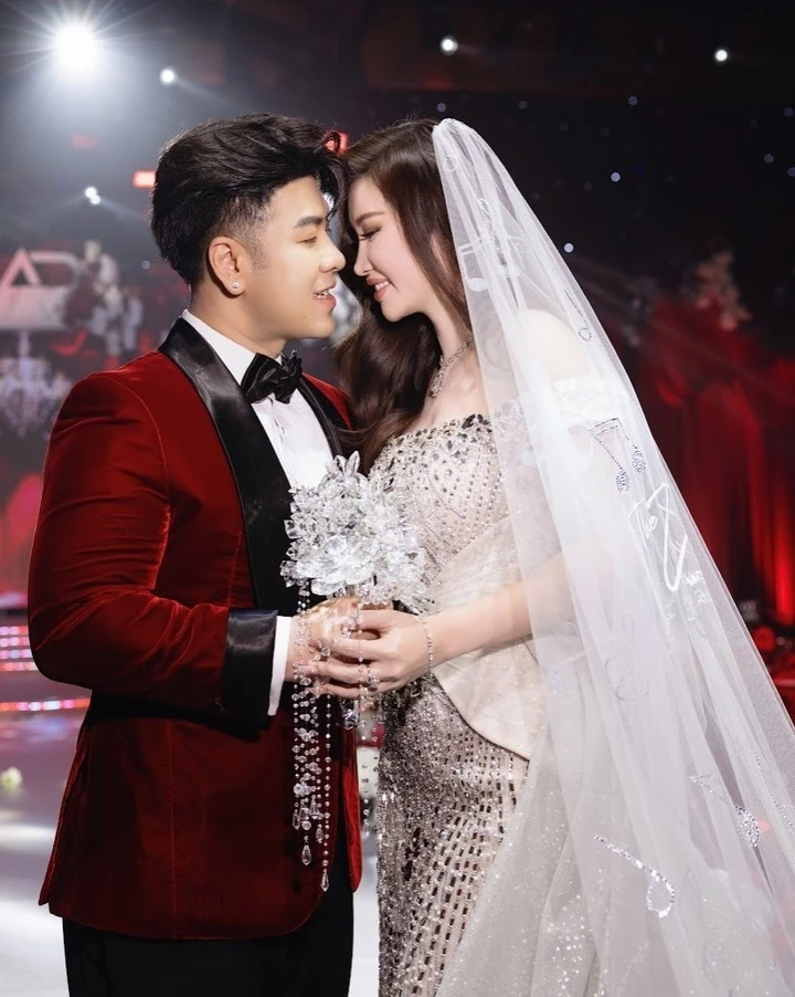 Ca sĩ Akira Phan bật khóc khi trao lời yêu thương dành cho vợ trong lễ cưới