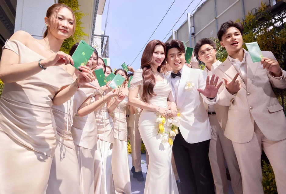 Ca sĩ Akira Phan mang 9 tráp mạ vàng kèm sổ đỏ hỏi cưới vợ doanh nhân Ca sĩ Akira Phan mang 9 tráp mạ vàng kèm sổ đỏ hỏi cưới vợ doanh nhân