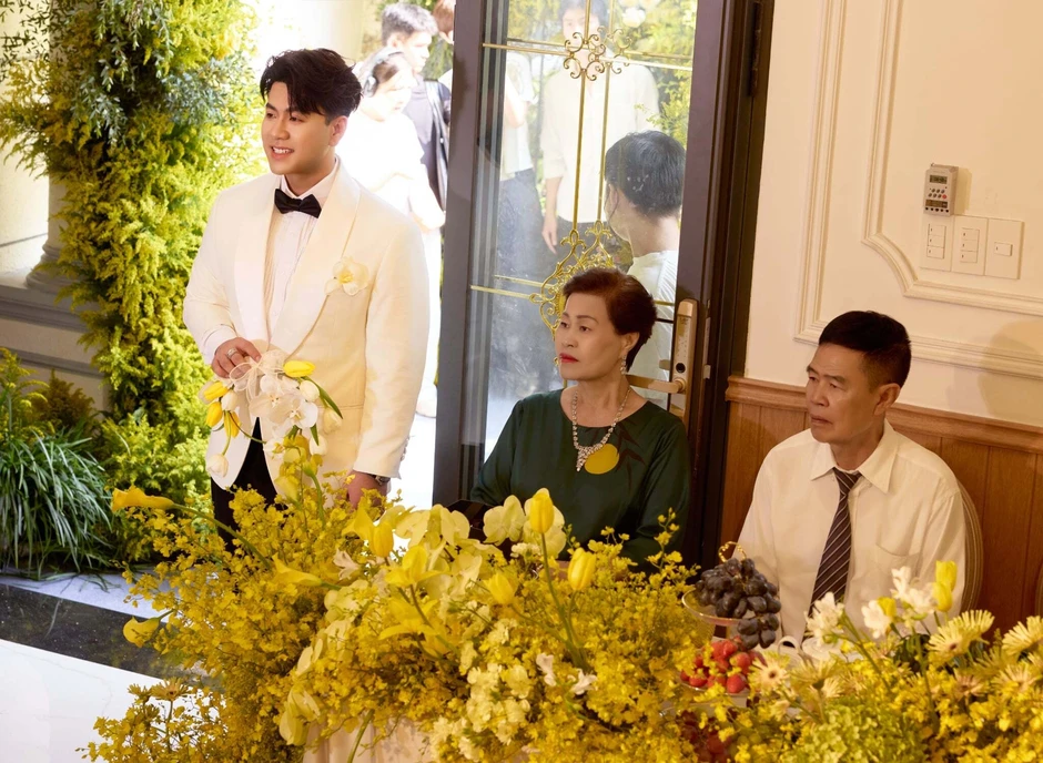 Ca sĩ Akira Phan mang 9 tráp mạ vàng kèm sổ đỏ hỏi cưới vợ doanh nhân Ca sĩ Akira Phan mang 9 tráp mạ vàng kèm sổ đỏ hỏi cưới vợ doanh nhân