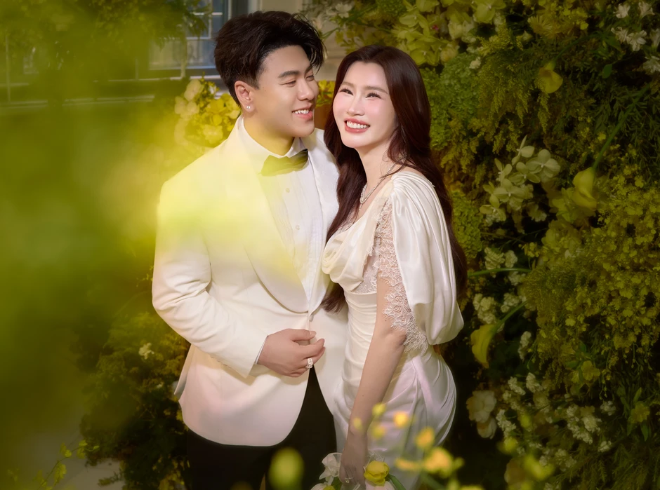 Ca sĩ Akira Phan mang 9 tráp mạ vàng kèm sổ đỏ hỏi cưới vợ doanh nhân Ca sĩ Akira Phan mang 9 tráp mạ vàng kèm sổ đỏ hỏi cưới vợ doanh nhân