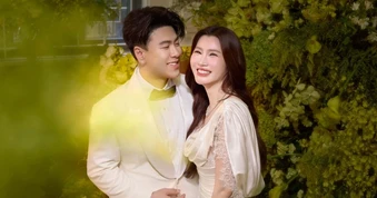 Ca sĩ Akira Phan mang 9 tráp mạ vàng kèm sổ đỏ hỏi cưới vợ doanh nhân