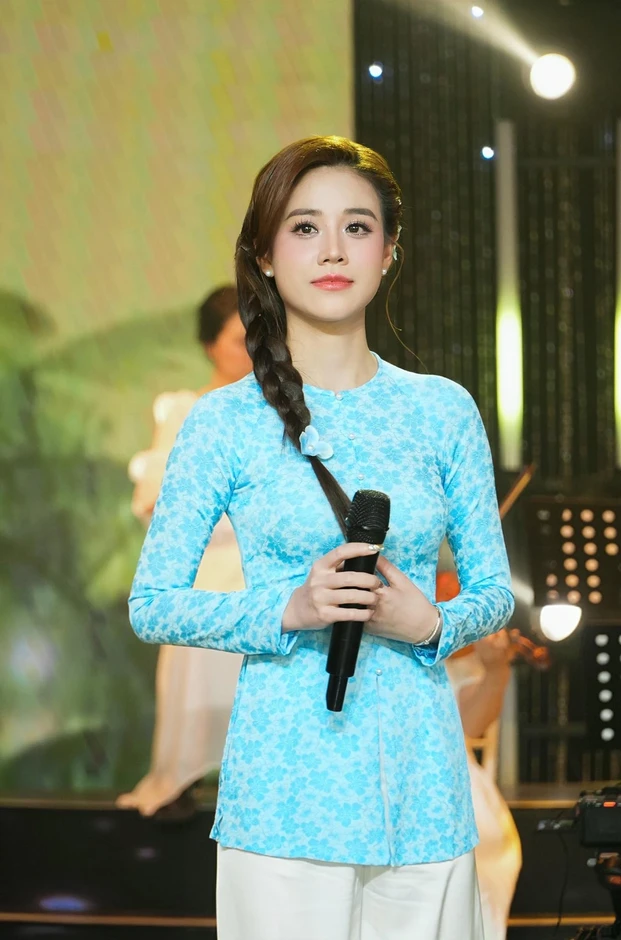 Ca sĩ bolero hát tiệc cưới cát sê 5 triệu, 'khủng hoảng' vì tình yêu 'độc hại' Ca sĩ bolero hát tiệc cưới cát sê 5 triệu, 'khủng hoảng' vì tình yêu 'độc hại'